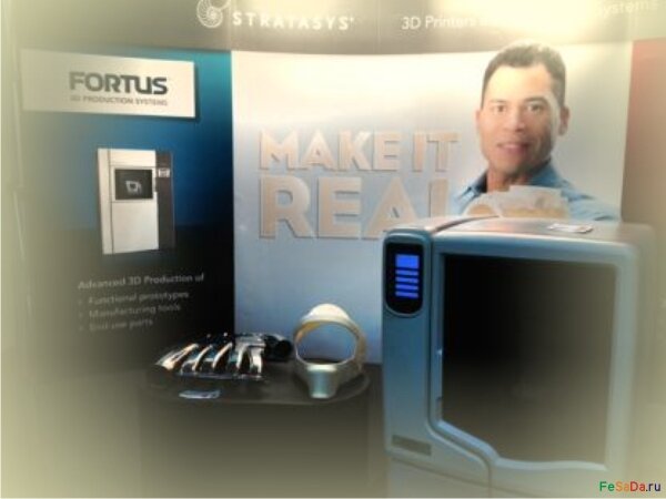 Представитель фирмы Stratasys/Fortus демонстрирует работу трехмерного принтера (3D-принтера)
